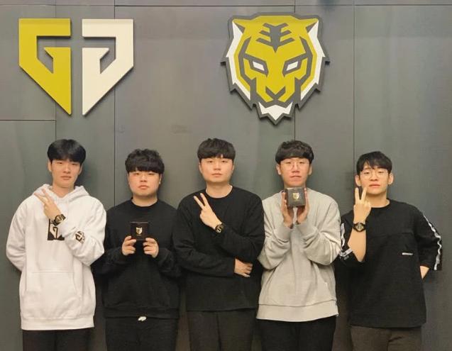 用实际行动 用实际行动